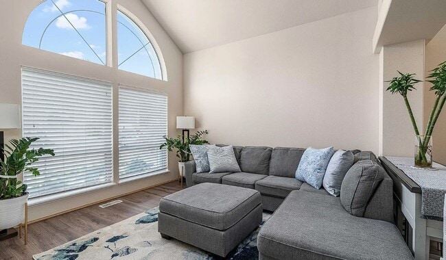 Building Photo - Updated Kent home with outstanding backyard