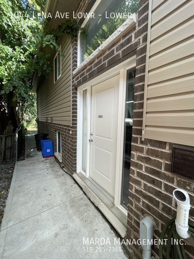 Photo du bâtiment - MODERN 4 BED/2 BATH LOWER UNIT- WEST END + 50% OF UTILITIES