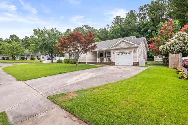 Building Photo - Spacious 4-Bedroom Home in a Prime Locatio...