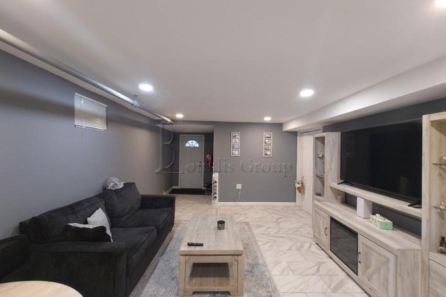 Foto principal - 3 bedroom in ASTORIA NY 11103