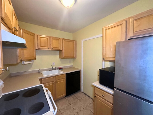 Building Photo - Welcome to charming 2-bedroom, 1-bathroom ...