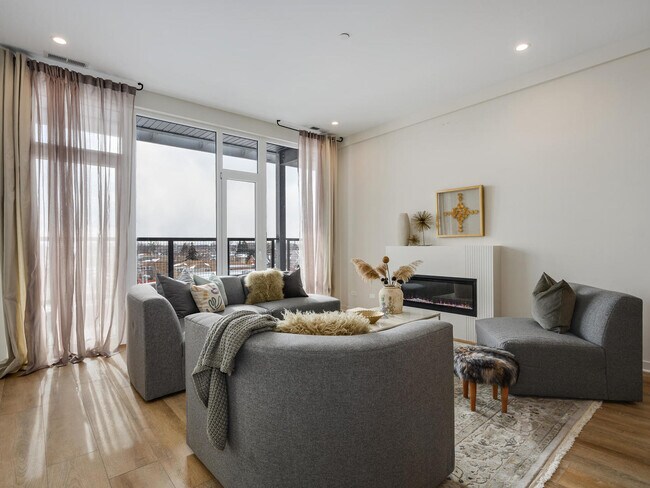 Building Photo - 6336 W Belmont Ave