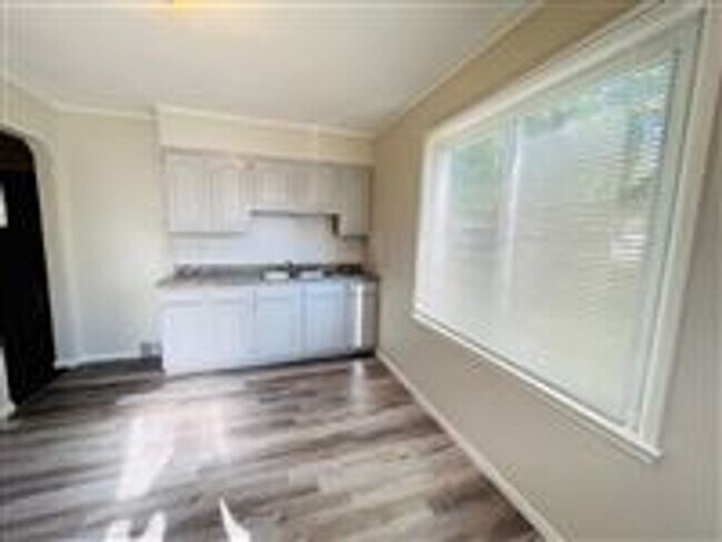 Foto del edificio - 2 bedroom fully updated home fresh on the ...