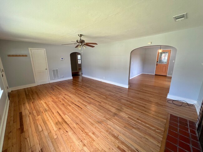Foto del edificio - 2301 E 37th St