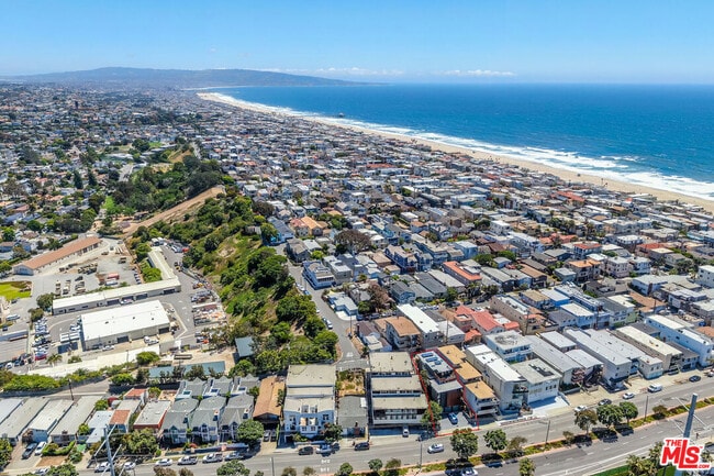 Building Photo - 472 Rosecrans Ave
