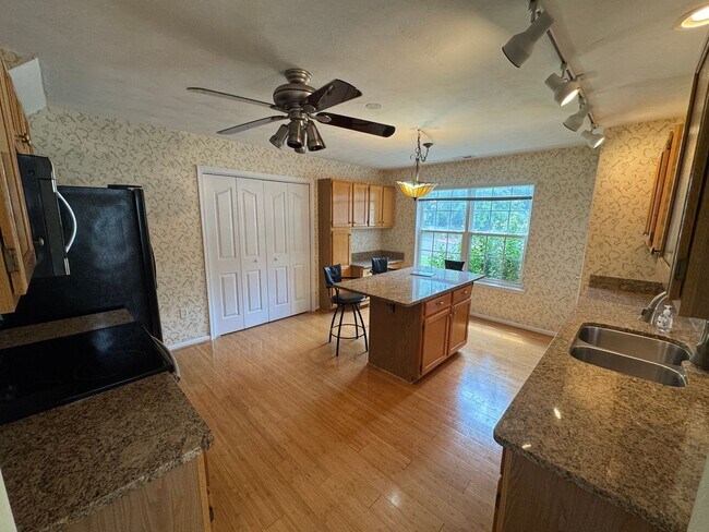 Foto del edificio - Location! 4 bedroom with garage convenient...