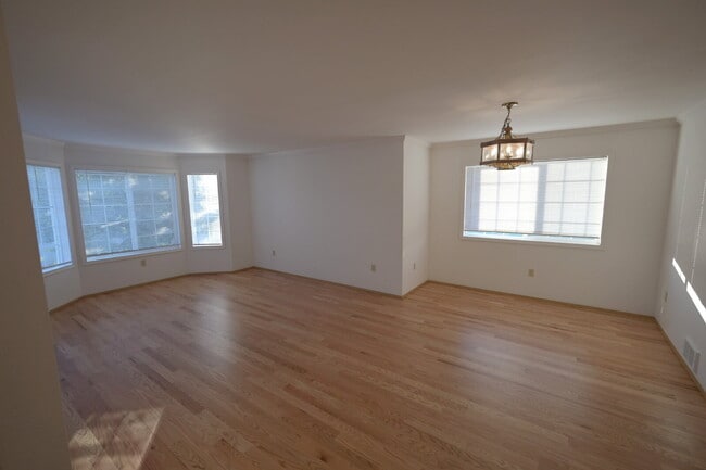 Building Photo - 1+ bed 2 bath home on a quiet cul-de-sac