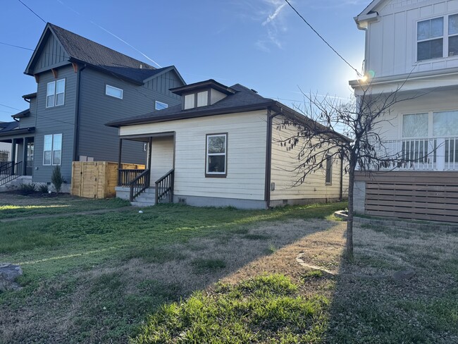 Building Photo - 1609 17th Ave N