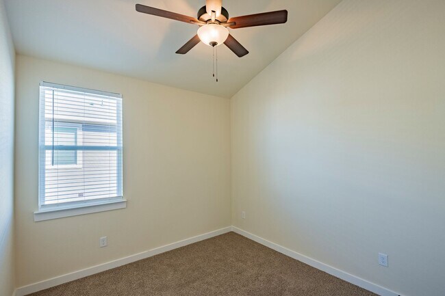 Foto del edificio - AVAILABLE NOW! GORGEOUS 2 BEDROOM FOUR PLE...