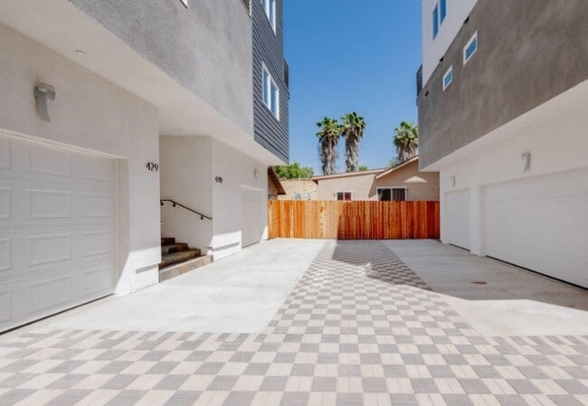 Photo - 429 1/2 Heliotrope Dr Townhome