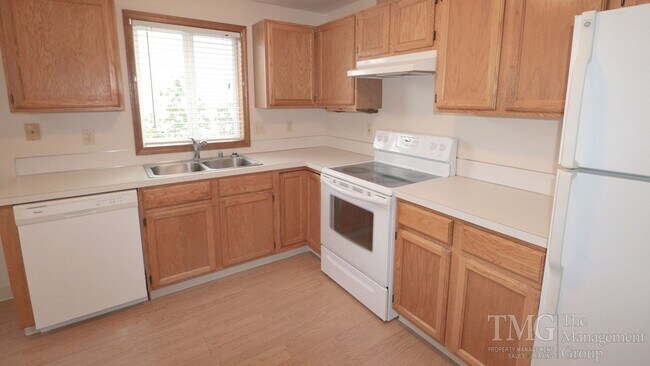 Building Photo - 3 Bedroom, 2.5 Bathroom Duplex Centrally L...