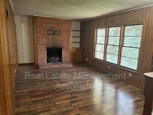 Building Photo - 901 Mockingbird Ln