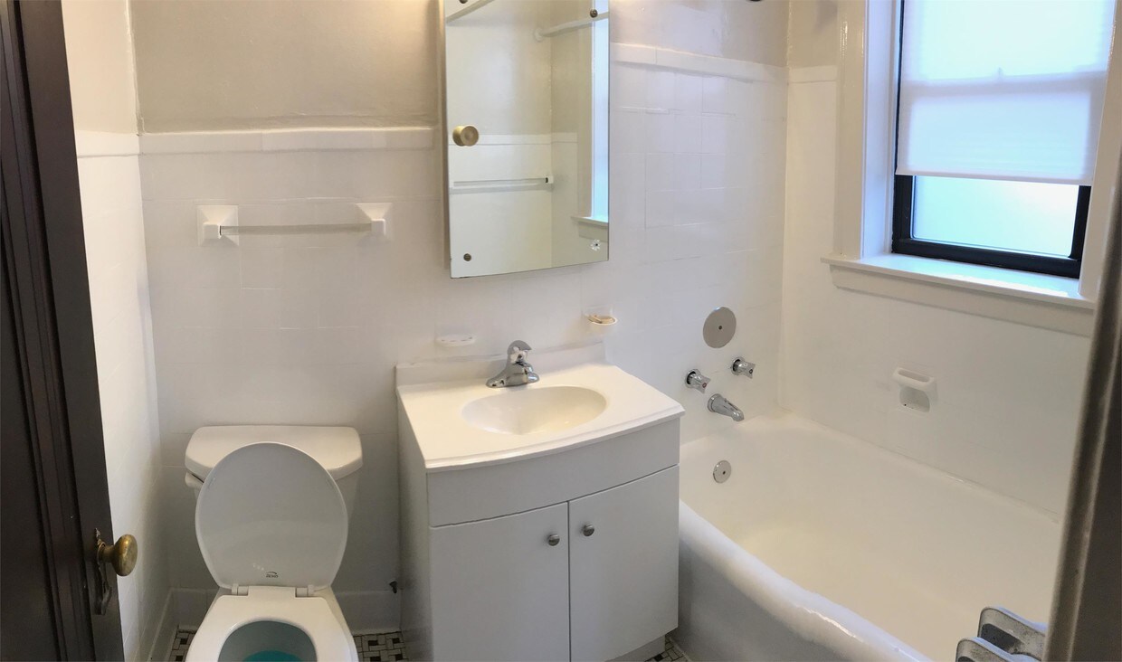 Primary Photo - 1527 W 83rd St