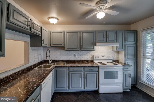 Building Photo - 6616 Beach Dr
