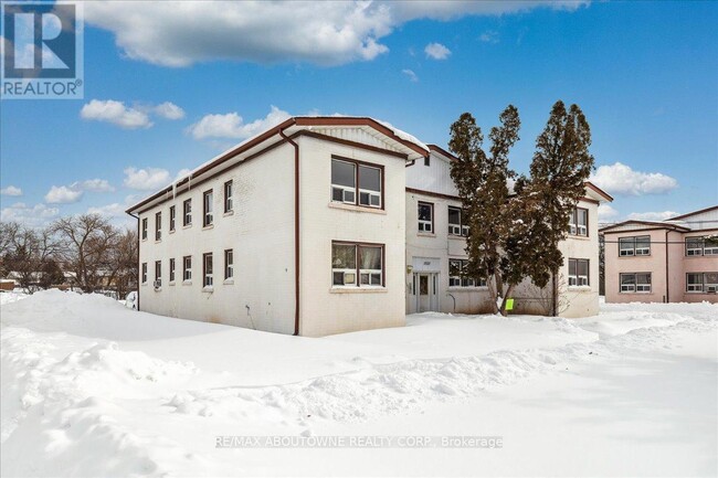 Building Photo - 1023-1023 Churchill Ave