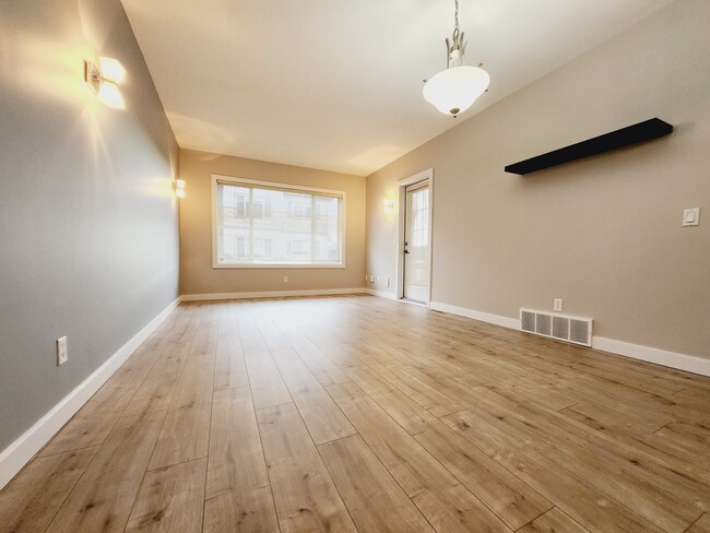 Building Photo - 2565 Hanna Crescent NW