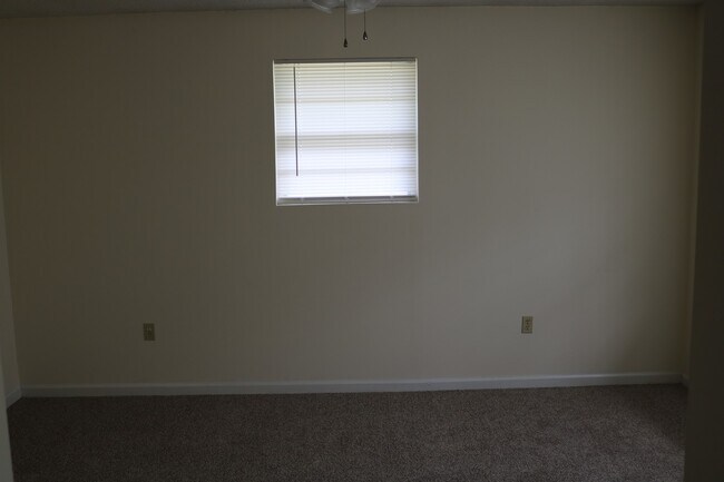 Building Photo - Brick ranch house in downtown area of Heph...