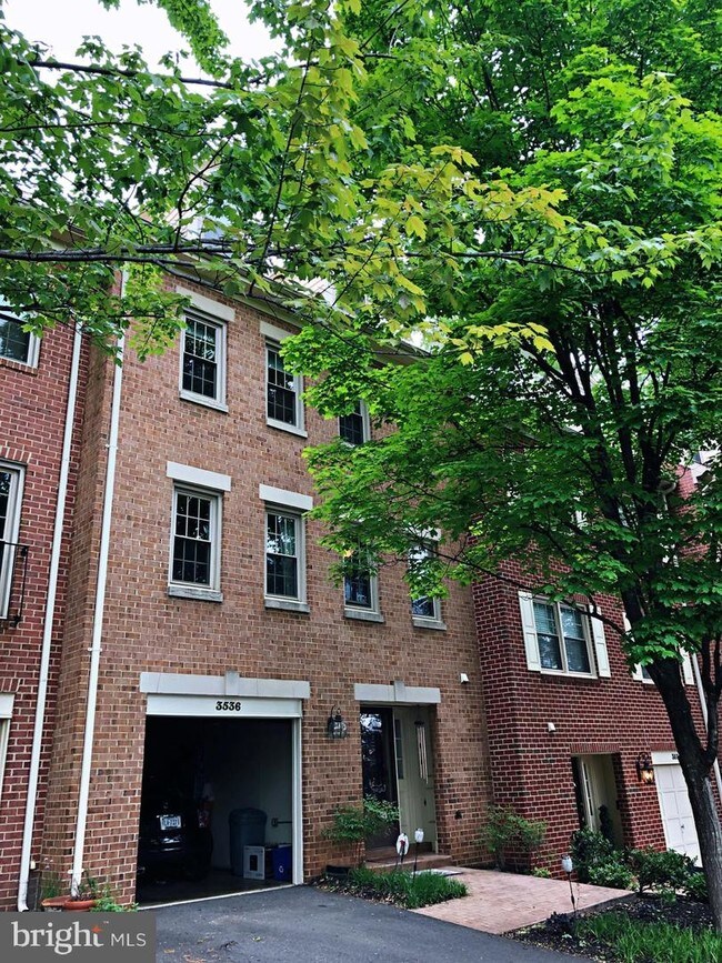 Foto del edificio - 3536 S George Mason Dr