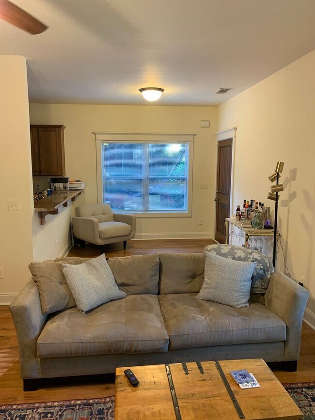 Foto del edificio - Four Bedroom Near Downtown Available for Pre-Lease!