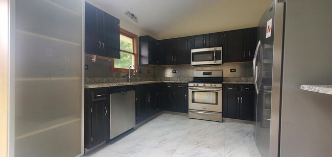 Building Photo - Joliet Corner Lot Three Bedroom Split Level