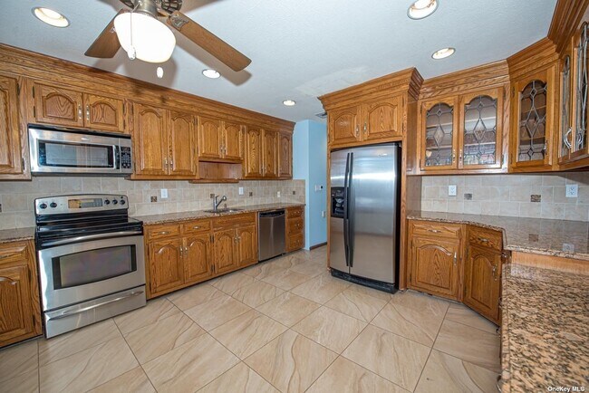 Building Photo - 253 Helm Ln