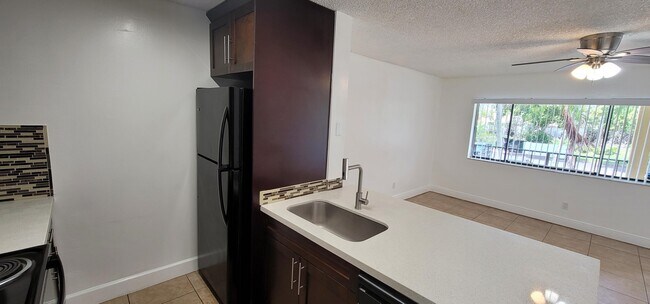 Foto del edificio - 1824 Meadows Cir W