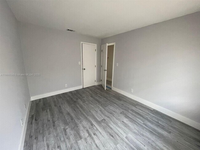 Building Photo - 2560 Riverland Dr