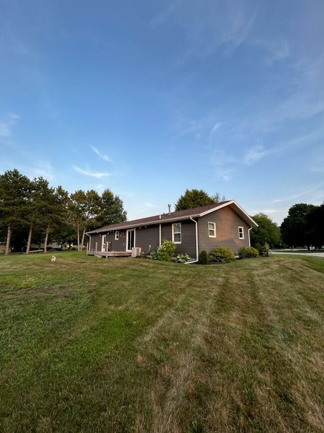 Building Photo - 57346 Tulip Ln