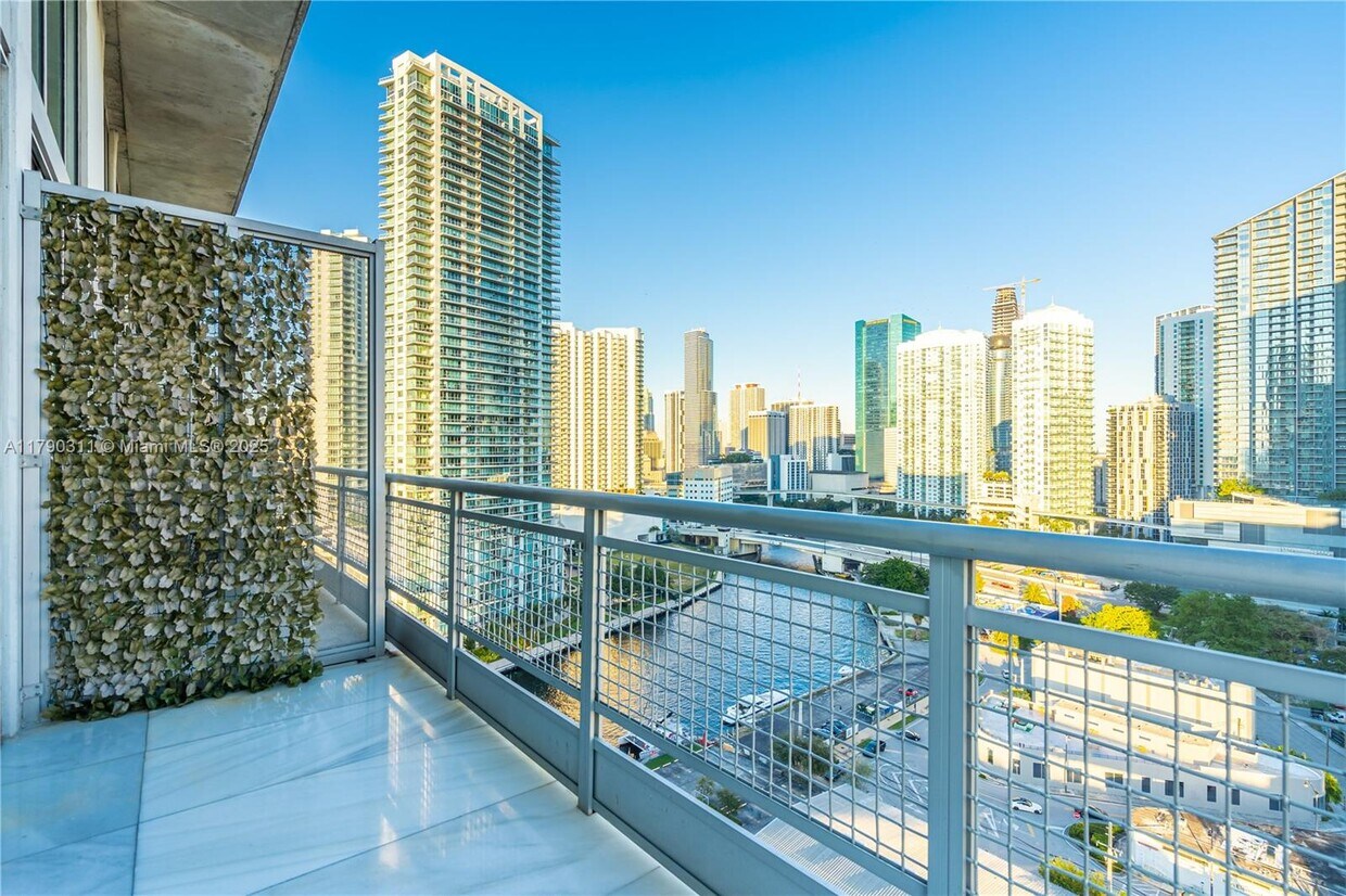 Foto principal - 690 SW 1st Ct
