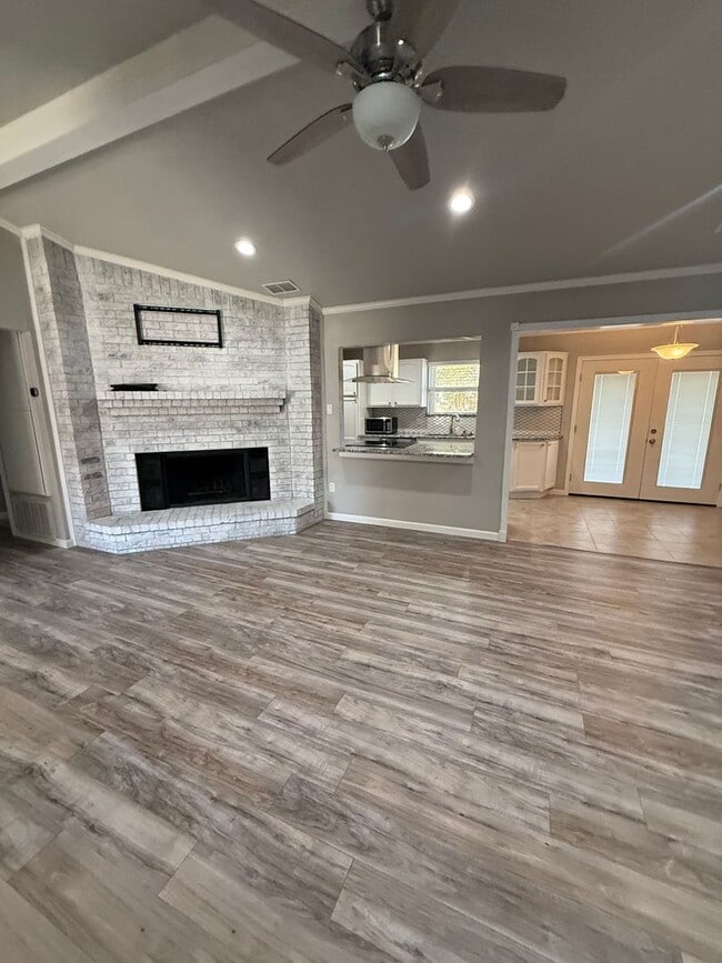 Building Photo - Move-in special $500 off your first full month. Are you ready to move!! !!Brick four bedroom two ...