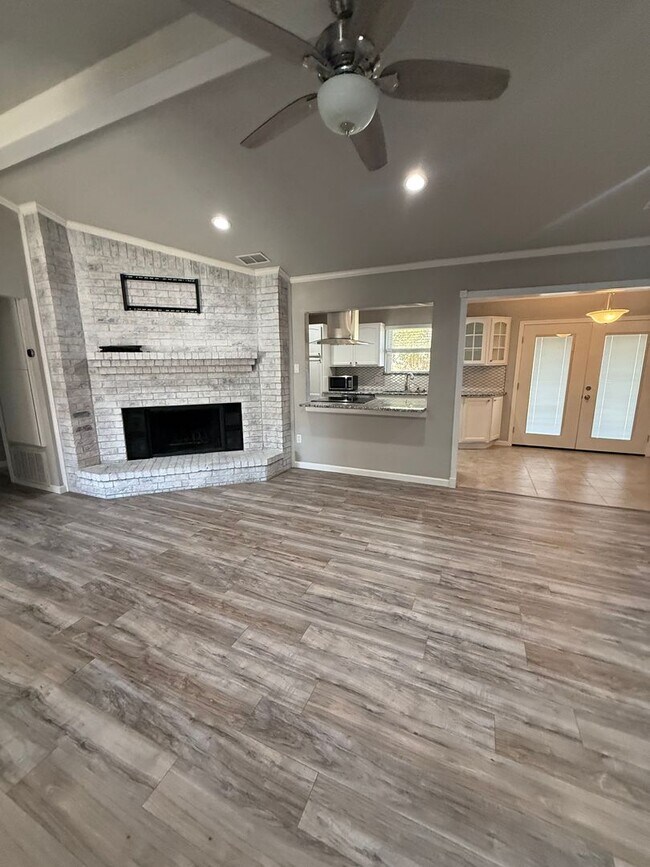 Foto del edificio - Move-in special $500 off your first full month. Are you ready to move!! !!Brick four bedroom two ...