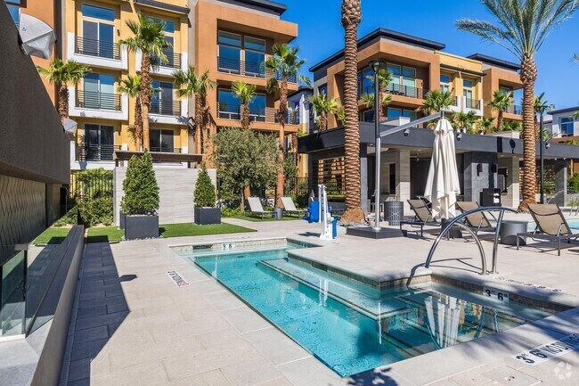 Piscina y spa inspirados en un resort - Aspire at Flamingo Grand