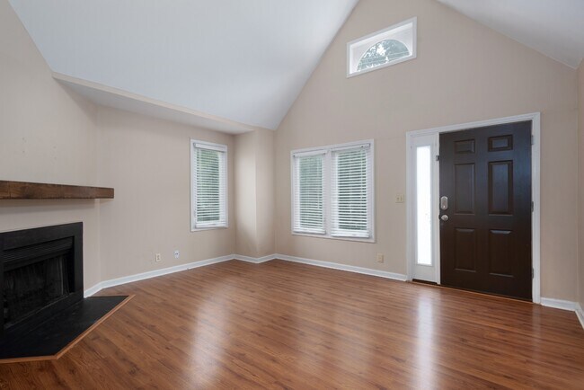 Building Photo - 3204 W End Cir