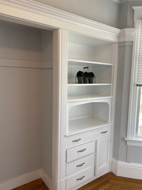 Spacious Living Room with built in cabinetry - 2811 Gough St