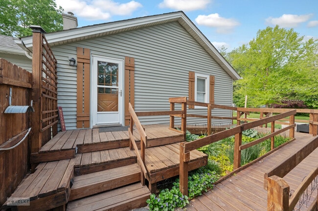 Building Photo - 405 N Bridge St