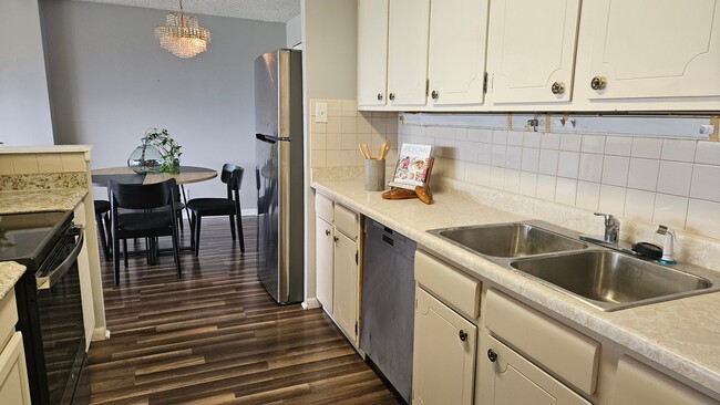 Building Photo - 411 Lakewood Cir