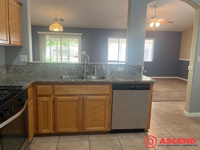 Foto del edificio - 3 Bedroom Home In Southwest Bakersfield!