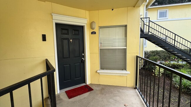 Building Photo - First Floor Updated Condo 1 Bed/ 1 Bath Lo...