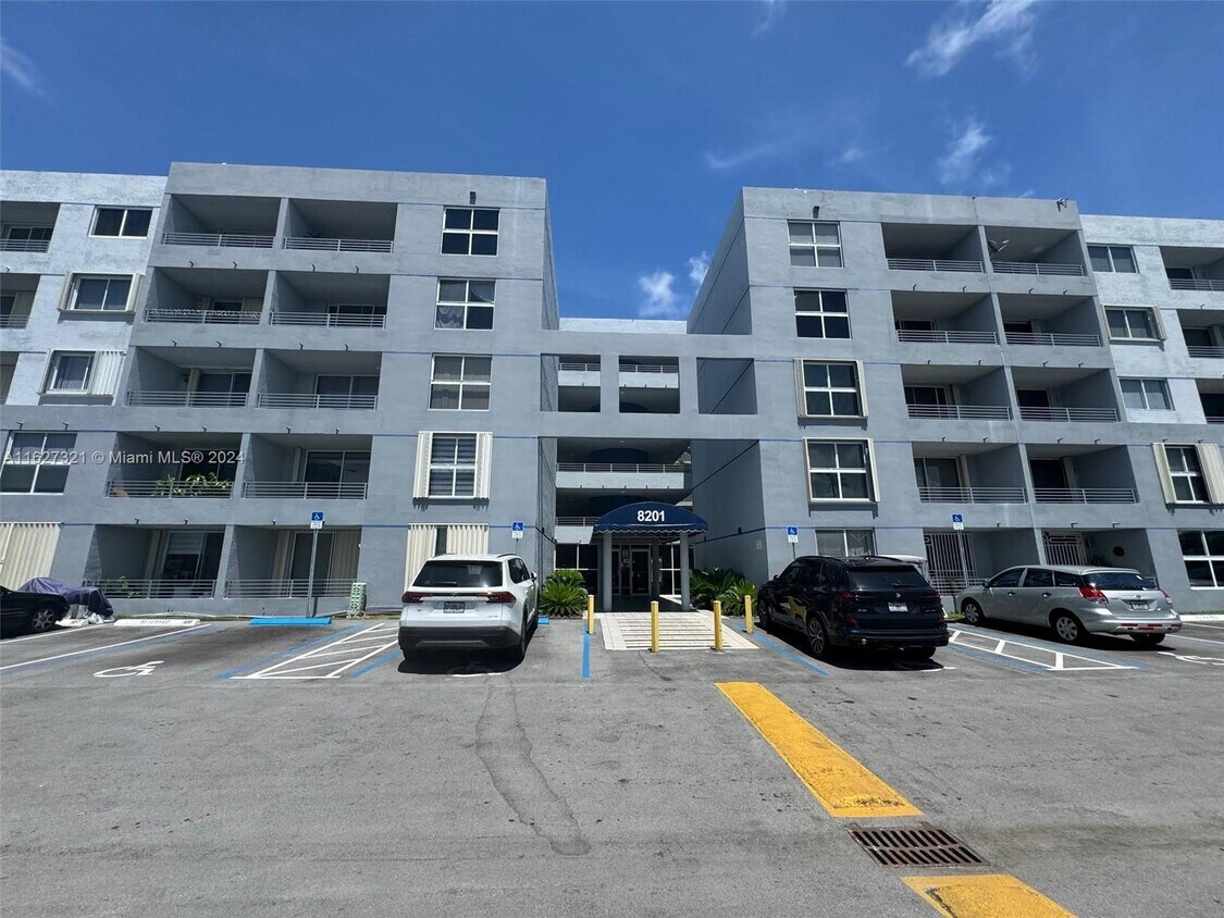Foto principal - 8201 NW 8th St
