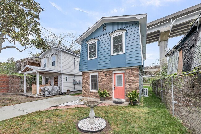 Building Photo - Charming Home in the Heart of Charleston!