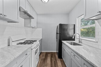 Building Photo - 2324 Cedar Dr