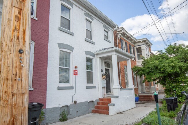 Building Photo - 212 W Burke St