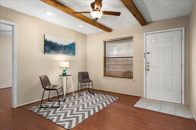 Foto del edificio - Great Location, Immediate Move In available - 2 bed / 2 bath Condo!