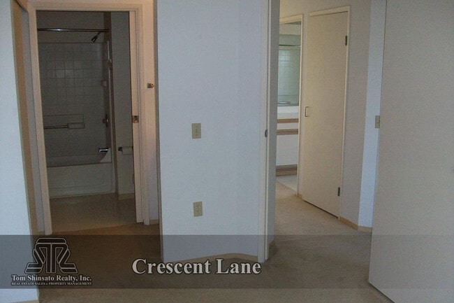 Building Photo - 2 bed/2 bath/2 park top floor townhouse in...