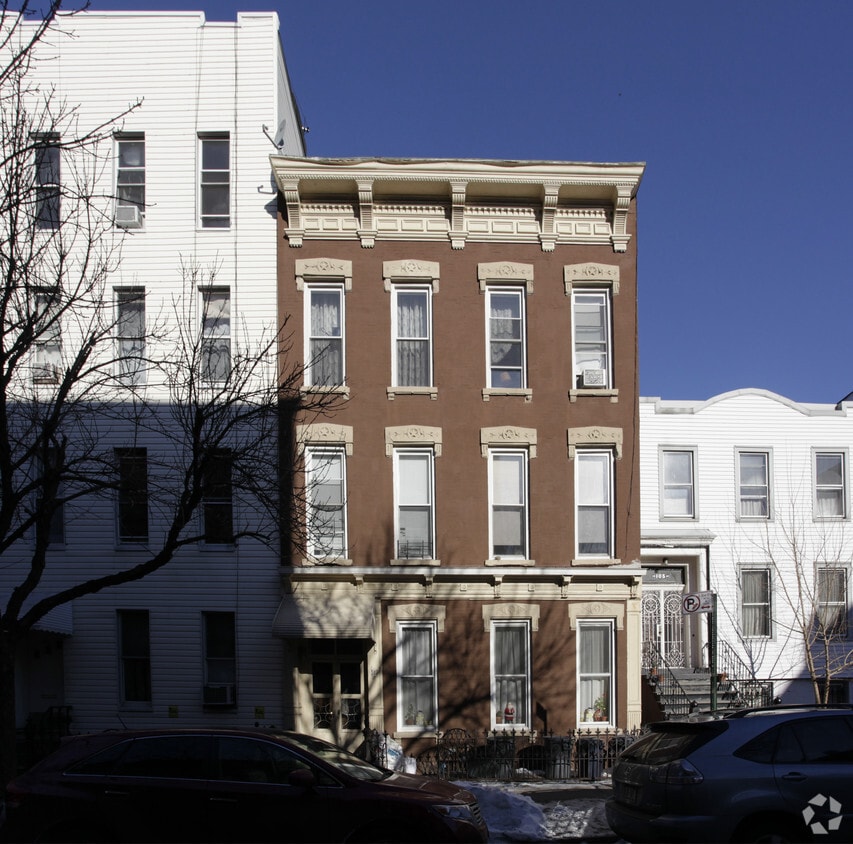 Building Photo - 103 India St