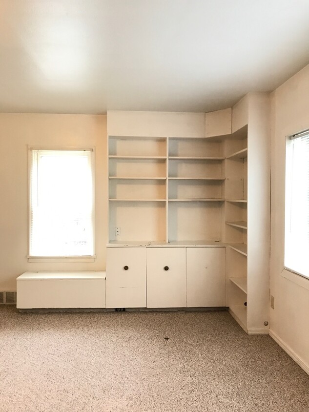 Primary Photo - 3 Bedroom, 1 Bath Apartment for Rent - Clo...