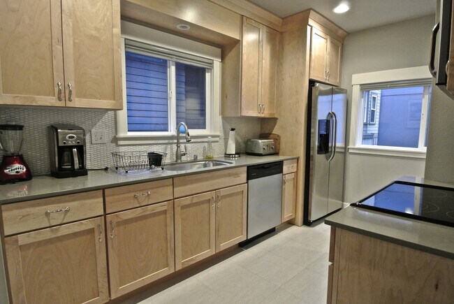 Foto del edificio - Beautiful 4 bed home in desirable Eastlake! Available 9/16/2026!