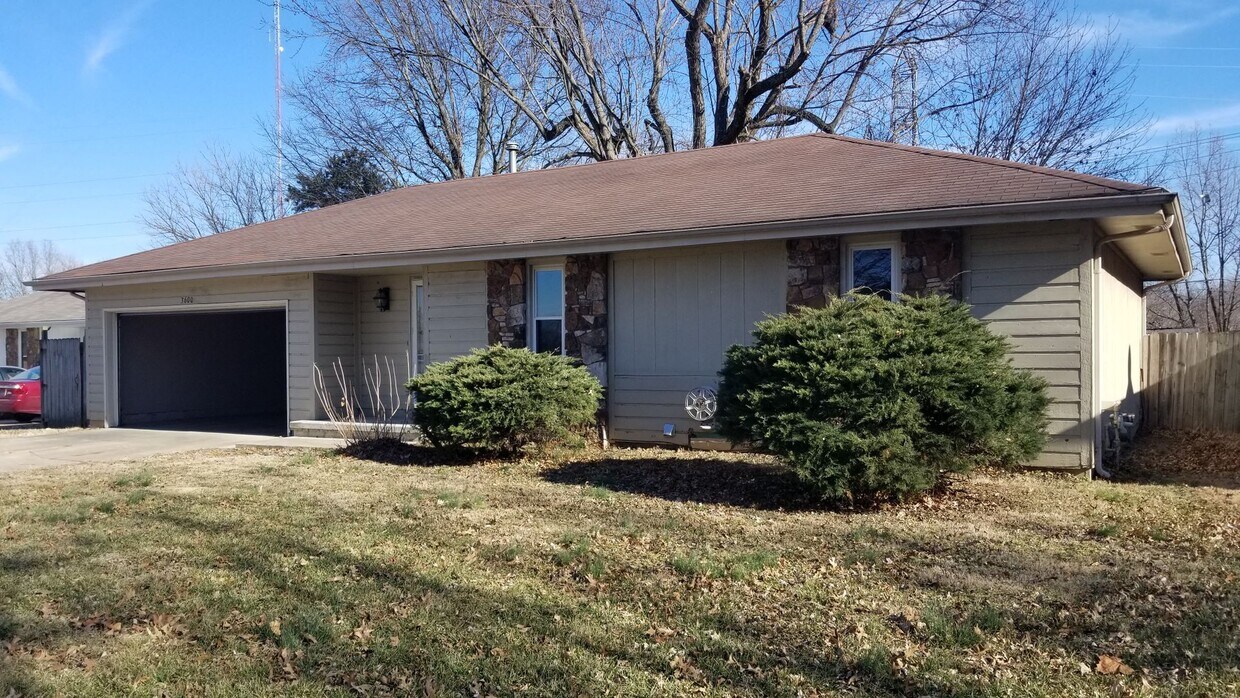 Foto principal - 3 bedroom 2 bath 2 car garage home for rent