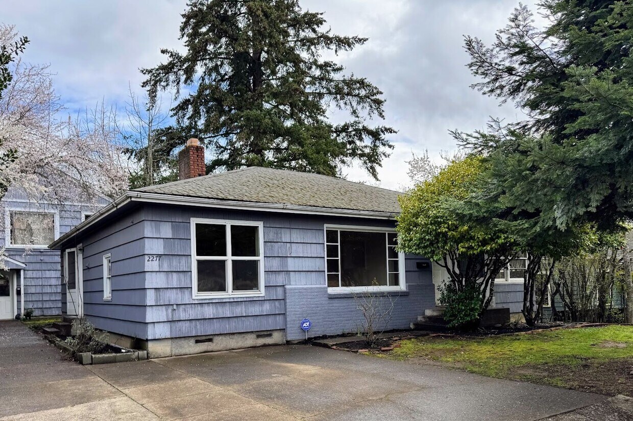 Foto principal - 3 Bedroom House in Southwest Eugene