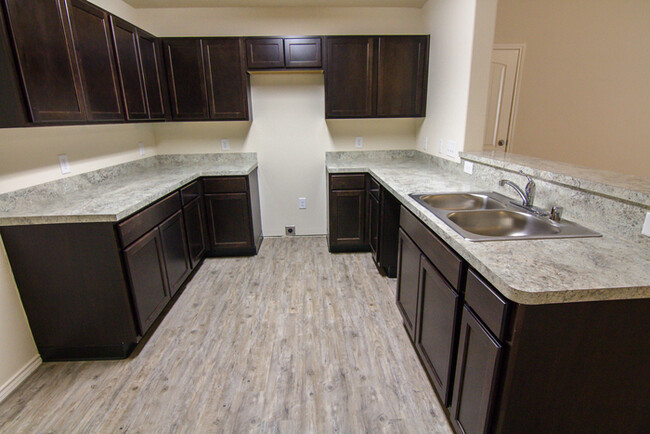 Building Photo - Oakwood Forest - 2013 Oakwood Forest Drive...
